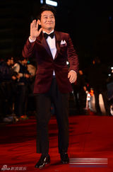 组图：赵成河正装亮相笑容温暖 大叔魅力不减