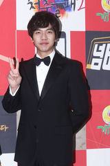 组图：KBS演艺大赏颁奖礼 郑恩智孙娜恩清纯亮相