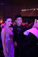 组图：吴奇隆携戴娇倩亮相派对 时尚之王难掩霸气