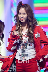 组图：韩团少女时代露小蛮腰 新曲打榜三连冠