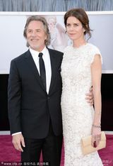 组图：群星闪耀红毯 暮光女拄拐海瑟薇优雅