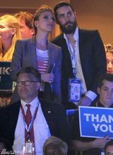 组图：性感女星斯嘉丽与前男友牵手热聊疑旧情复萌