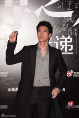 组图：2012新浪微博之夜红毯-王力宏介绍活动