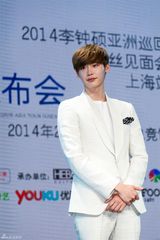 高清图：李钟硕赴沪会粉丝 表情呆萌似王子