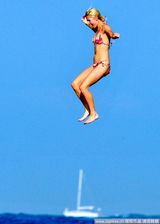 幻灯图：希尔顿姐妹法国度假 穿性感比基尼玩跳板