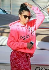 组图：妮琪米娜晒性感度假照 着比基尼前凸后翘