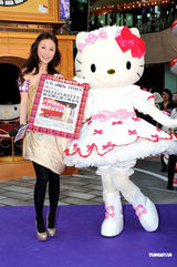 高清组图：刘心悠出席公仔活动 与长腿Kitty相见欢