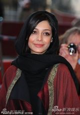 高清图：《内达和西敏》首映 女星莱拉-哈塔米亲民