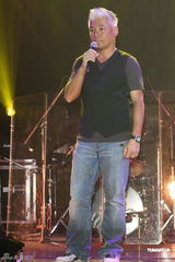 组图：巫启贤为新专辑开唱 30日将出席大炳追思会