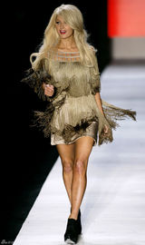 高清组图：帕丽斯-希尔顿巴西时装周上客串走秀