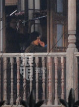 组图：章子怡上海补拍戏份 一袭旗袍气质古韵