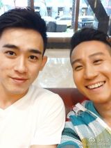 台歌手李立崴微博生前照 爱萌犬自侃酷似梁家辉