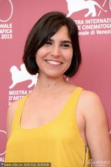 组图：《有些女孩》发布会 主演红裙亮相显惊艳