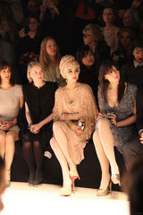 组图：范冰冰化身中东双面佳人 巴黎行完美收官