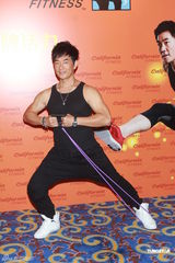 组图：任贤齐健身代言秀麒麟臂