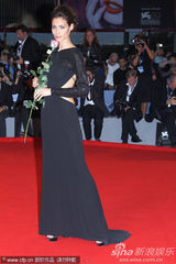 组图：超模威尼斯走秀 玉背全裸轻嗅玫瑰