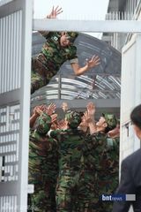 组图：韩星Boom退伍李准基送别SJ到贺 激动跪地大喊