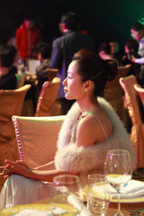 幻灯：江一燕小露香肩 优雅长裙尽显纯净美丽