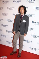 组图：张智霖修身西装展魅力 岑丽香秀香肩美腿