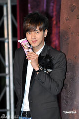 幻灯图：张韶涵携手罗志祥代言 默契合影似情侣