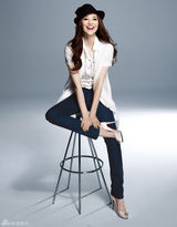 组图：吴佩慈玩转牛仔混搭 尽显窈窕完美身材