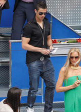 组图：C罗与超模女友沙伊克网球赛恩爱吃手指