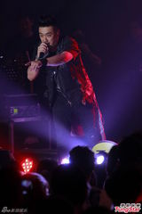 组图：恭硕良与好友侧田争林忆莲出席音乐会