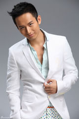 组图：成毅清爽短发首次亮相 写真打造魅力型男