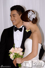 组图：韩星白智英郑锡元甜蜜完婚 姐弟恋修正果