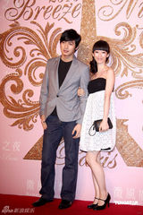 幻灯图：侯佩岑小洋装俏丽 白歆惠裙角飞扬