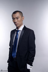 组图：郑昊职场大片曝光 大气沉稳展熟男魅力  