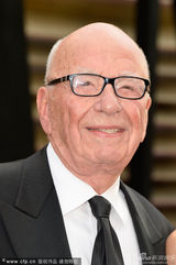 组图：82岁默多克亮相名利场晚宴 金发女郎相伴