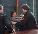 高清图：茱莉威尼斯享受家庭日 其父同行关系和解