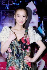 幻灯图集：黄圣依上海宣传新唱片对话媒体