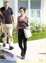 组图：蕾哈娜打赢官司心情好 真空背心激凸逛街