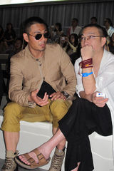 组图：邵兵亮相华谊时尚夜与宁财神热聊