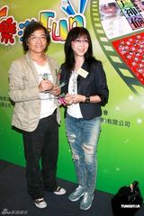 幻灯图：张婉婷成功抢镜 装扮休闲星味全无 