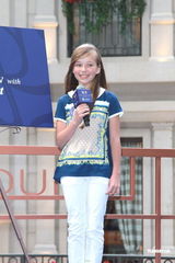 组图：英国小萝莉康妮抵港开唱 想去迪士尼乐园