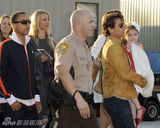 幻灯图集：阿汤哥一家看球 小苏瑞头戴白花似公主