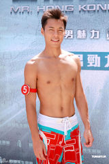 高清图：香港先生上演男色诱惑 水球比赛玩得High