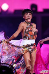 组图：台北跨年蓝心湄陶醉自摸 谢金燕性感深蹲