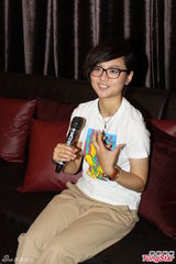 组图：周笔畅穿白T干练签售 受访腼腆露娇笑