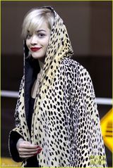组图：女歌手瑞塔奥拉红唇豹纹外套土豪范儿