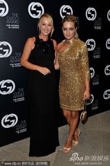组图：麦当娜黑超黑裙尽展大姐大酷 助阵女性电影奖
