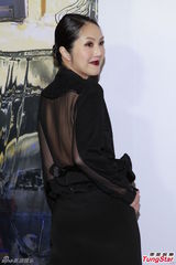 组图：杨千嬅开叉露背再走性感风 为爱子学省钱