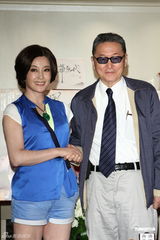 组图：刘晓庆秀美腿宣传新作 李敖叹相见恨晚