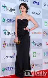 组图：宋慧乔李钟硕李准基等亮相电视颁奖礼