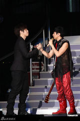 组图：林俊杰台湾开唱秀肌肉 阿信王彩桦做嘉宾