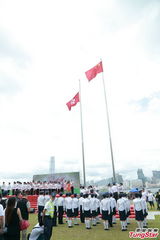 组图：赵薇庆祝香港回归 手举红旗头戴运动帽