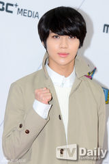 组图：少女时代IU助阵《冠军秀》百回纪念直播